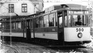 Трьохсекційний чотирьохвісний трамвайний вагон, побудований у 1920-х роках. Рига, 1946 рік.