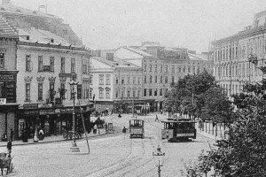 Кінні та електричний трамваї на площі Галицькій. Весна 1894 року. Стара листівка. 