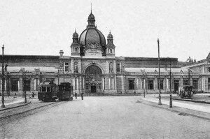 Кінний та електричні трамваї біля головного вокзалу. 1904 р. Стара листівка.